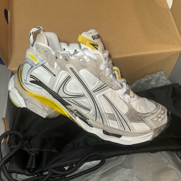 Leather free
Sneaker
Nylon and suede-like fabric
Worn-out effect - Picture 1 of 8